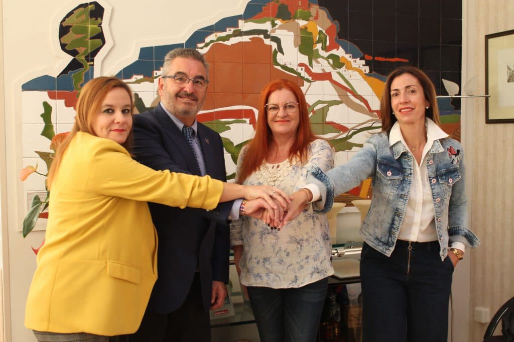 Ayuntamiento de Salobreña y AECC firman un acuerdo para generar más “Espacios Sin Humo” en el municipio