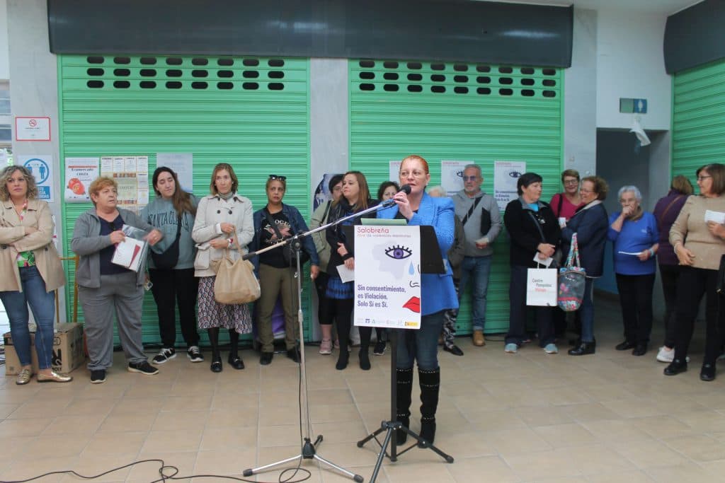 Municipio comprometido: Salobreña expresa su rechazo a la violencia machista con una lectura continuada en el mercado municipal