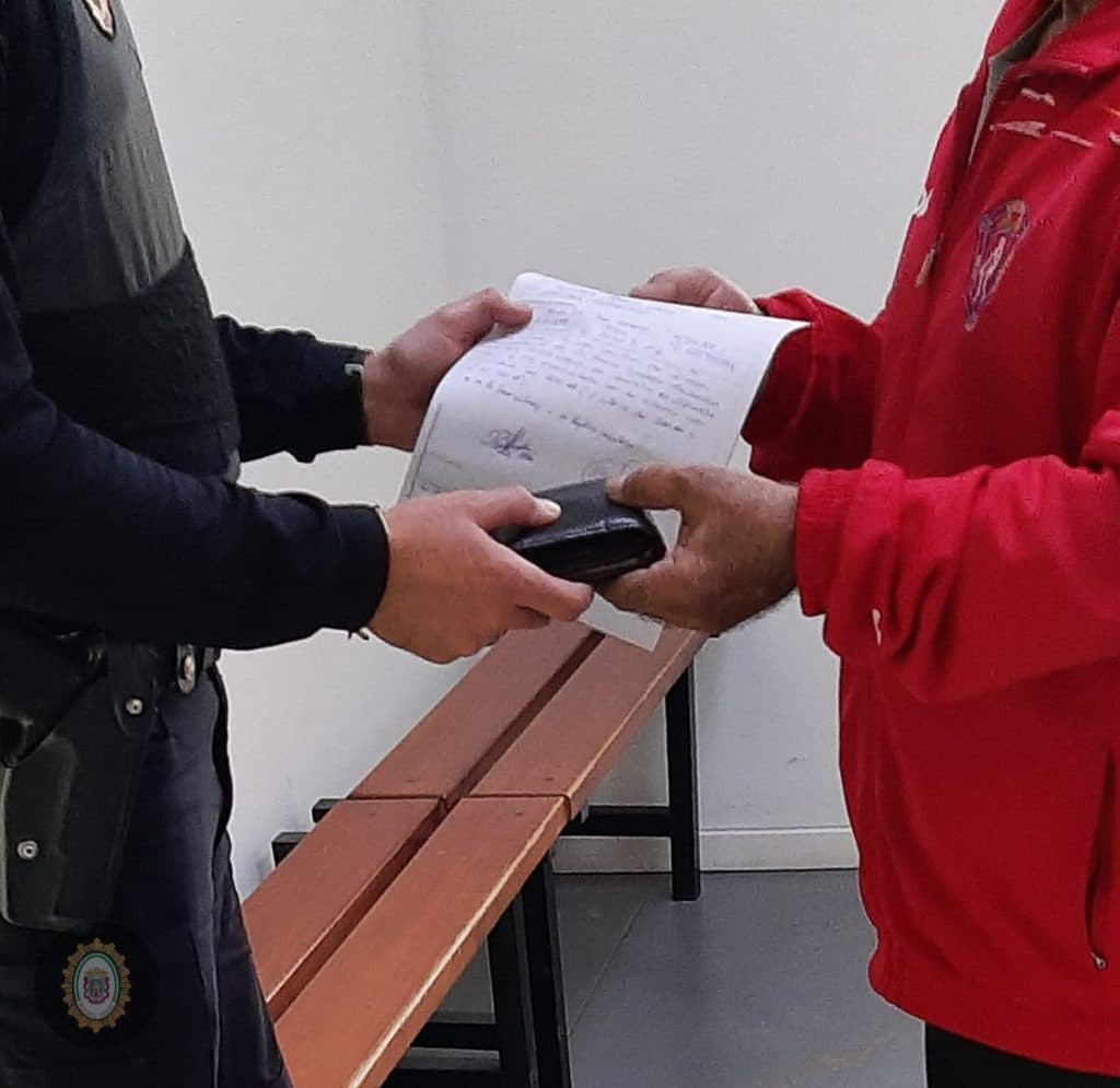 Encuentra una cartera con 500 euros en una calle de Motril y la entrega a la Policía Local
