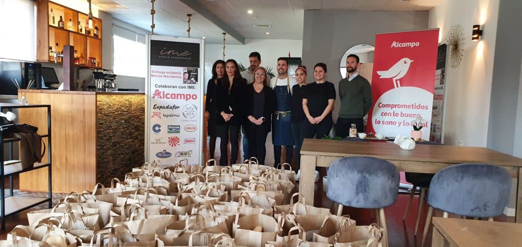 Motril: A iniciativa de IME y el apoyo de ALCAMPO se reparten bolsas de comida para 300 personas