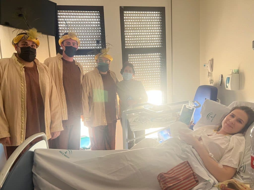 La ilusión llegó al Hospital Comarcal Santa Ana de Motril con la visita de los pajes reales