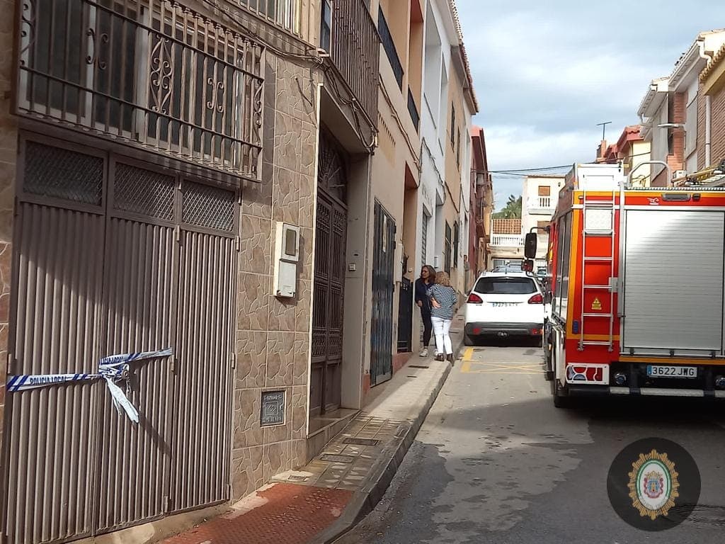 La Policía Local de Motril rescata y salva la vida a una mujer de un incendio en su vivienda