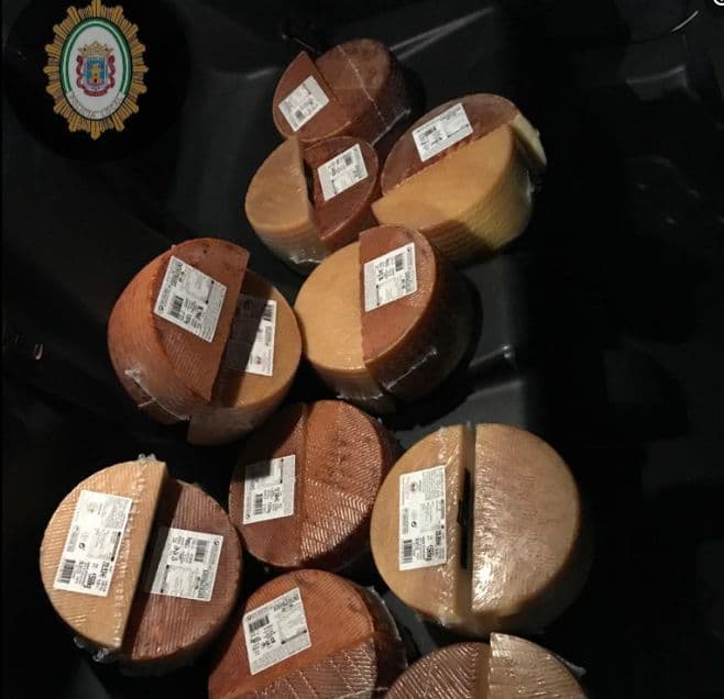 La Policía Local de Motril identifica a dos personas por sustraer un carro con quesos de un super