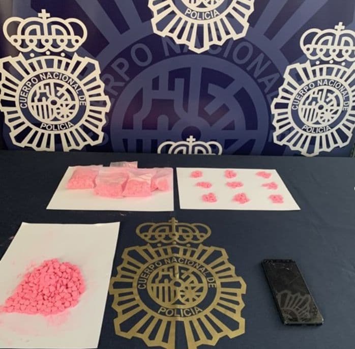 La Policía Nacional detiene a un varón con 8,5 gramos de anfetaminas y más de 140 pastillas de éxtasis en una mochila
