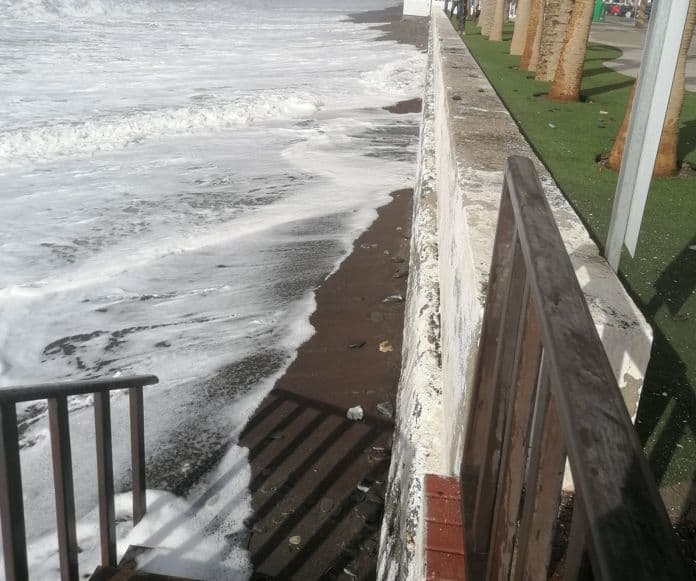 El temporal de poniente se come las playas de la Costa Tropical