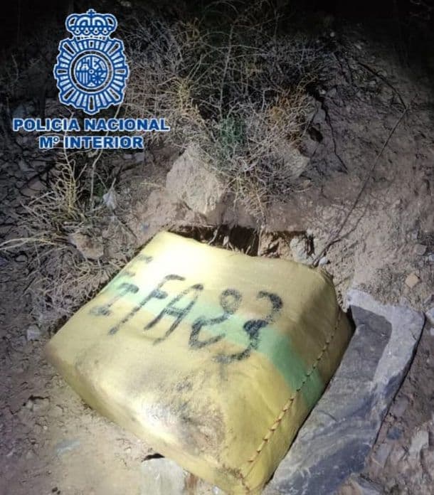 Detenidos en Calahonda dos varones por apropiarse de un fardo con 30 kilos de hachís abandonado en una playa
