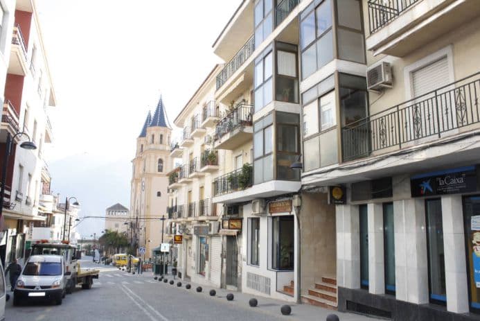 La Guardia Civil detiene en Órgiva a una mujer por estafa bancaria e investiga a un hombre por receptación de dinero