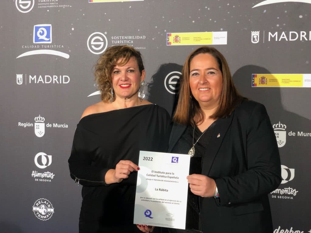 La alcaldesa de Albuñol recoge en Madrid la certificación ‘Q’ de Calidad Turística a la Playa de La Rábita