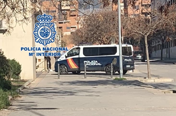 Agentes de la Policía Nacional liberan a un hombre momentos después de ser introducido en el maletero de un vehículo