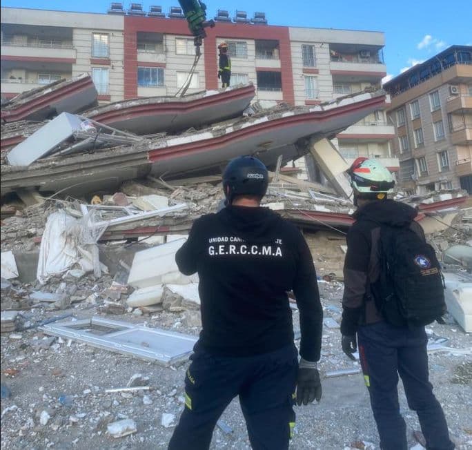 Bomberos de Almuñécar buscan supervivientes en edificios de  la ciudad turca de Elbistan