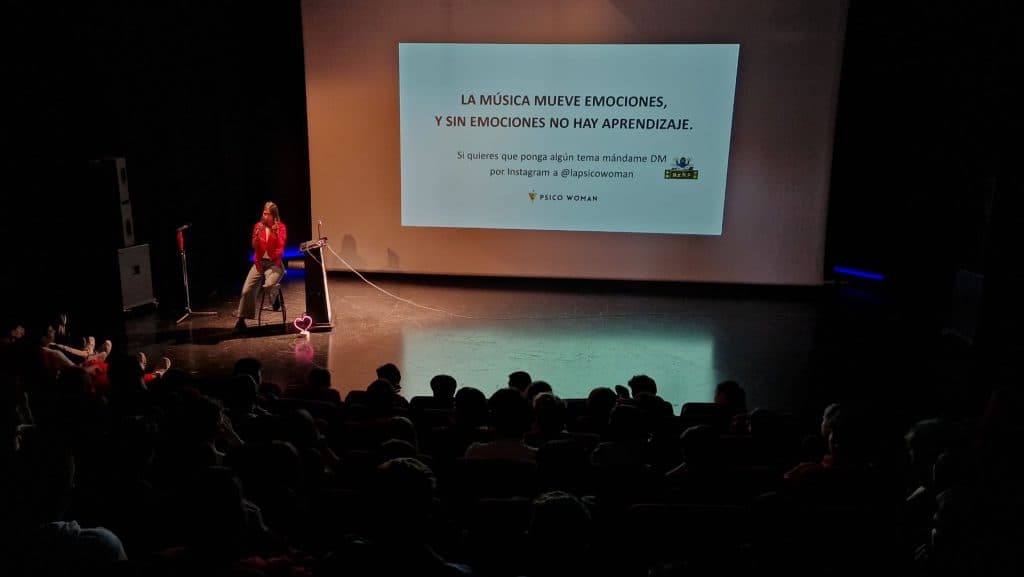 La influencer ‘Psicowoman’ ofrece a los alumnos de secundaria una charla sobre ‘Otras formas de vivir el amor’