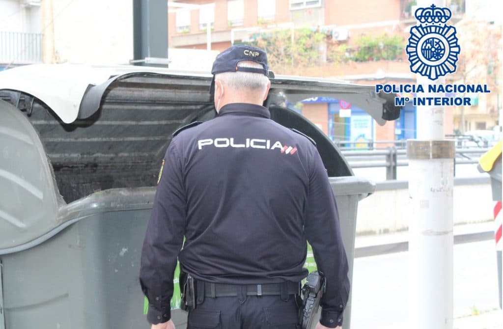 La Policía Nacional detiene a tres jóvenes que habrían provocado un incendio en dos contenedores de residuos de manera intencionada