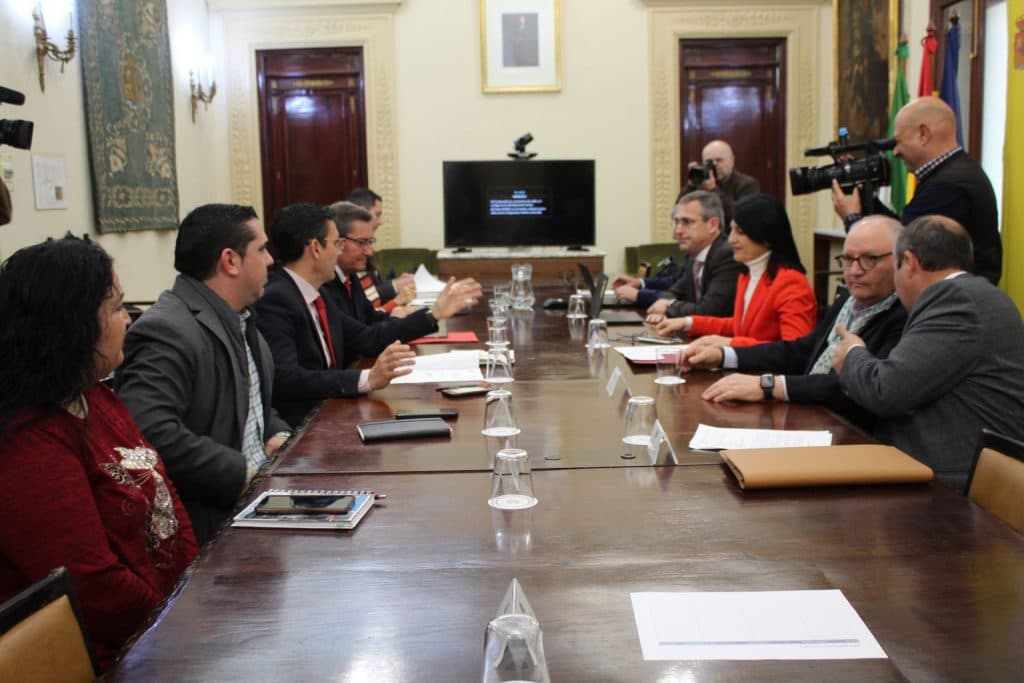 La Mesa del Aeropuerto acuerda pedir a la Junta de Andalucía un plan de choque para poner en marcha 13 posibles nuevas rutas