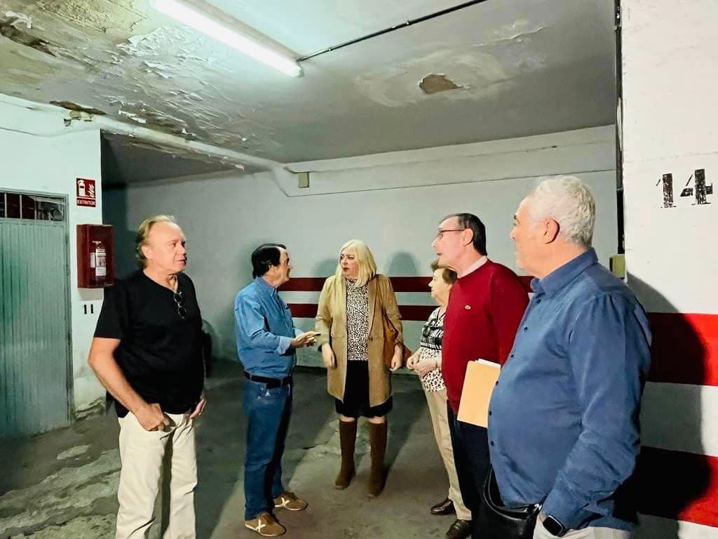 Flor Almón trasladará al Pleno el problema de las humedades de los bajos de la plaza en calle Juan de Ávila «para que se dé a los vecinos una solución»