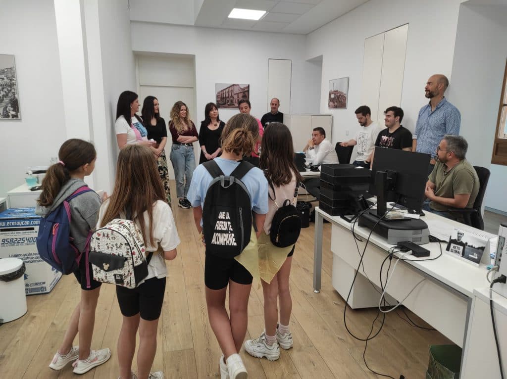 Aguas y Servicios junto con la Mancomunidad conmemoran el Día del Libro con alumnos del CP Reina Fabiola de Motril