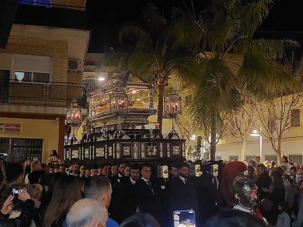 EL FARO, CON MOTRIL Y SU SEMANA SANTA: SEPULCRO Y DOLORES PRESIDEN CON SOLEMNIDAD LA QUE ES PROCESIÓN OFICIAL DE SEMANA SANTA