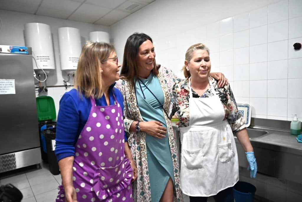 Loles López destaca la labor ‘Calor y café’ con las personas más vulnerables de Granada