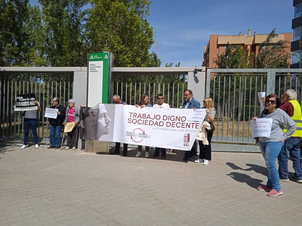 HOAC Granada se reúne con el Delegado de Empleo tras la concentración por un “trabajo digno para una sociedad decente”