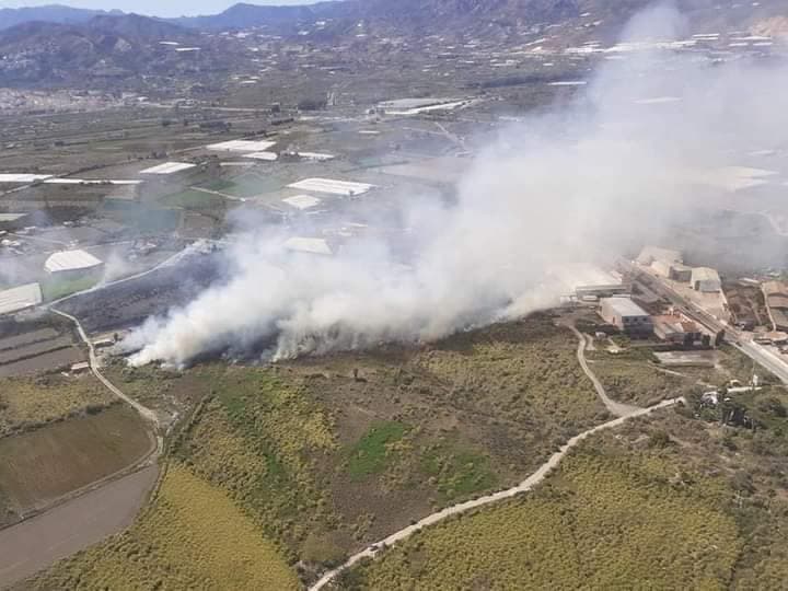 Dos personas afectadas al intentar sofocar un incendio agrícola entre Motril y Salobreña