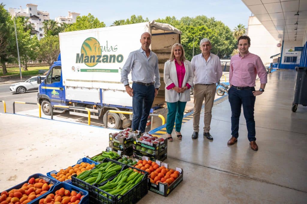 Frutas Manzano recibe la visita de Celia Santiago, delegada de Agricultura de la Junta de Andalucía