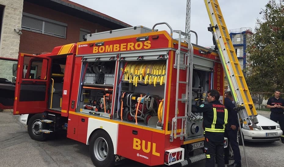 Desalojada en prevención una veintena de viviendas por el incendio de un bazar en Polopos