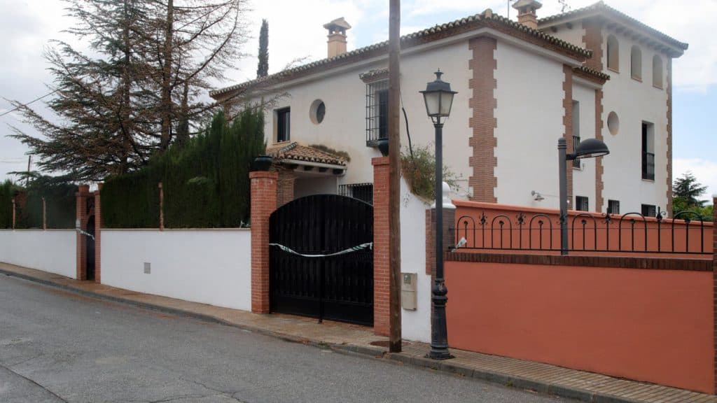 Investigan como posible homicidio las muertes de una mujer embarazada y su hijo en Granada