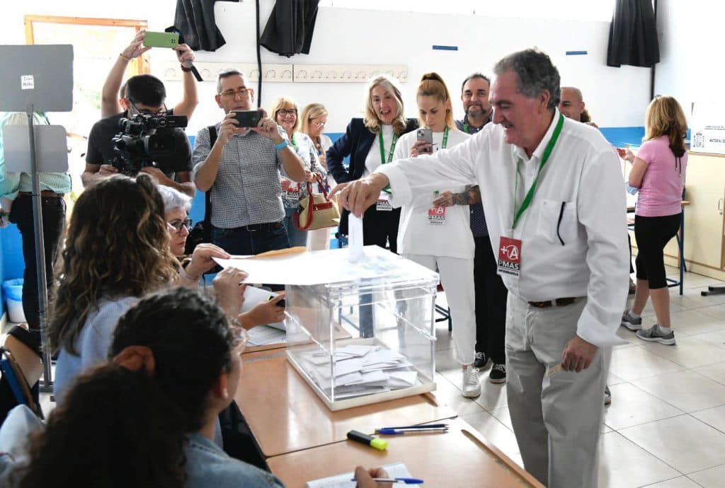 Antonio Escámez ha ejercido su derecho al voto «en la gran fiesta de la democracia»