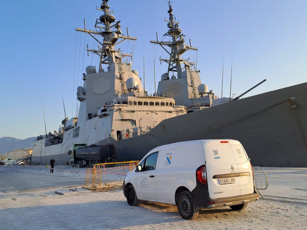 Aguas y Servicios de la Costa Tropical de Granada realiza la retirada de vertidos de varios buques de la Armada Española