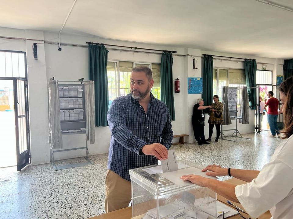 Miguel Ángel López ha votado animando a los motrileños a «salir a ejercer su derecho al voto»