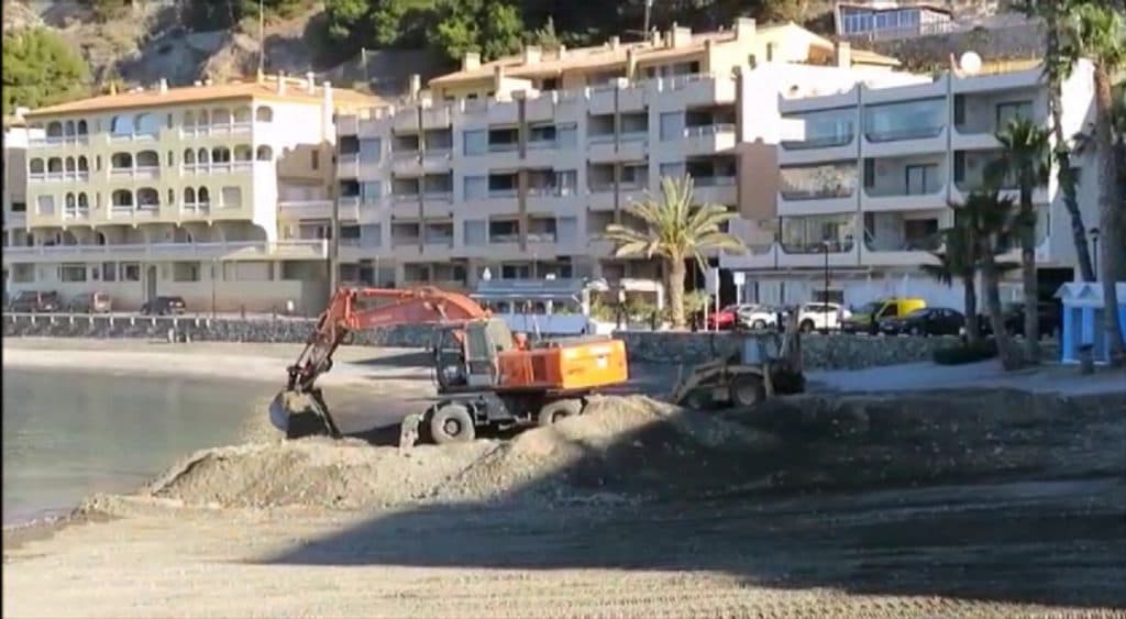 Convergencia Andaluza indica que “el vertido de tierra en la playa de Cotobro, sin escollera, no resuelve el problema y afecta al fondo marino”