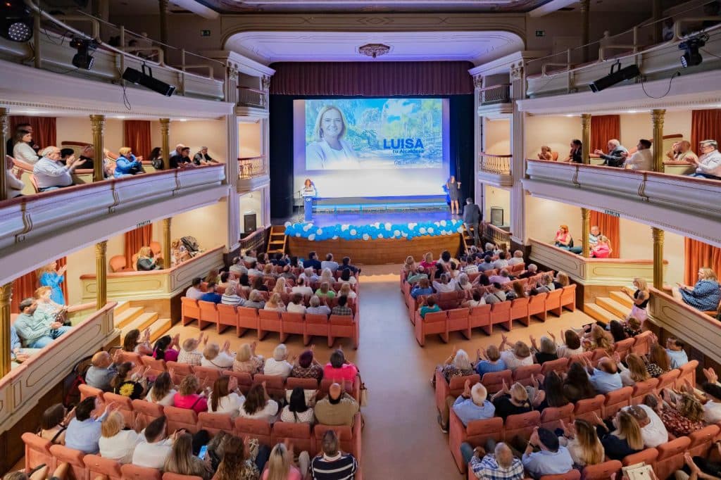 El Partido Popular de Motril presenta su lista a las próximas elecciones municipales en un Teatro Calderón «lleno hasta la bandera»