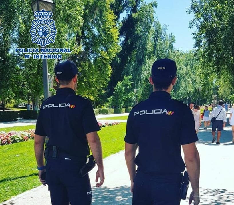 Detenido un varón al salir de una zapatería donde habría robado el dinero de la caja registradora tras forzar la persiana y el cristal del escaparate