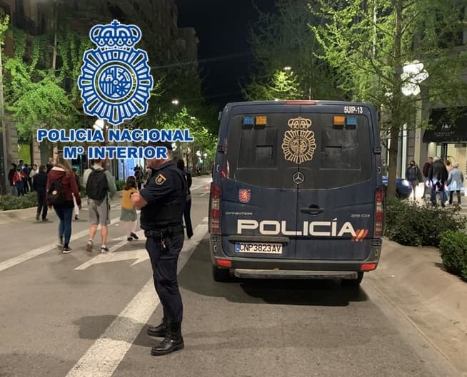 Agentes de la Policía Nacional detienen a dos varones actuando juntos mientras robaban en el interior de vehículos