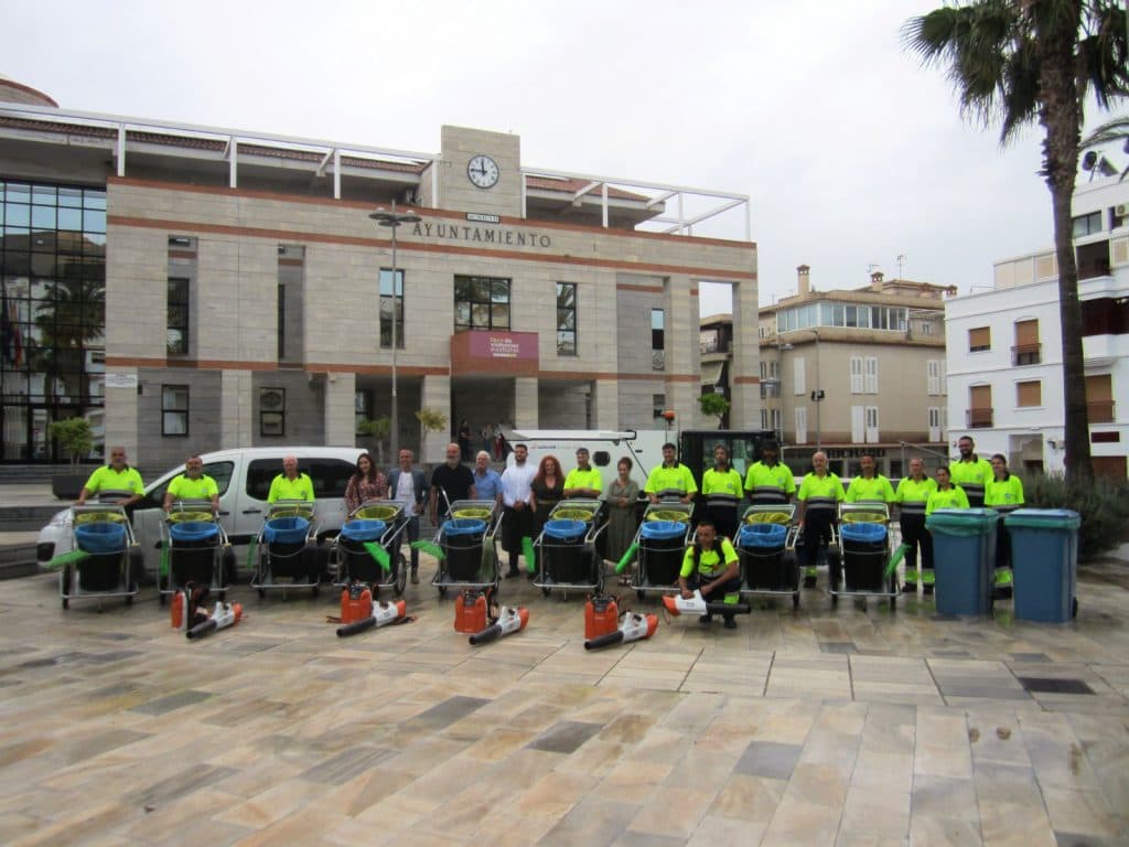 Salobreña presenta el nuevo dispositivo de personal y medios técnicos para la limpieza del municipio