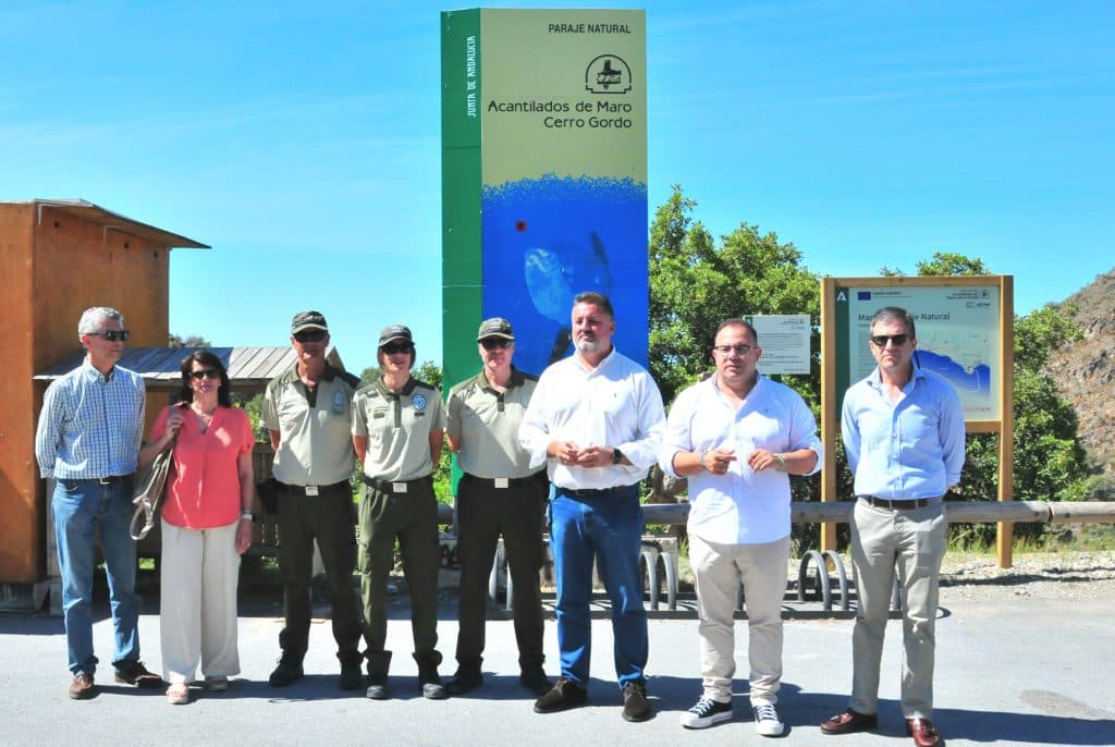La Junta pone en marcha el servicio de lanzadera para los usuarios de la playa de Cantarriján