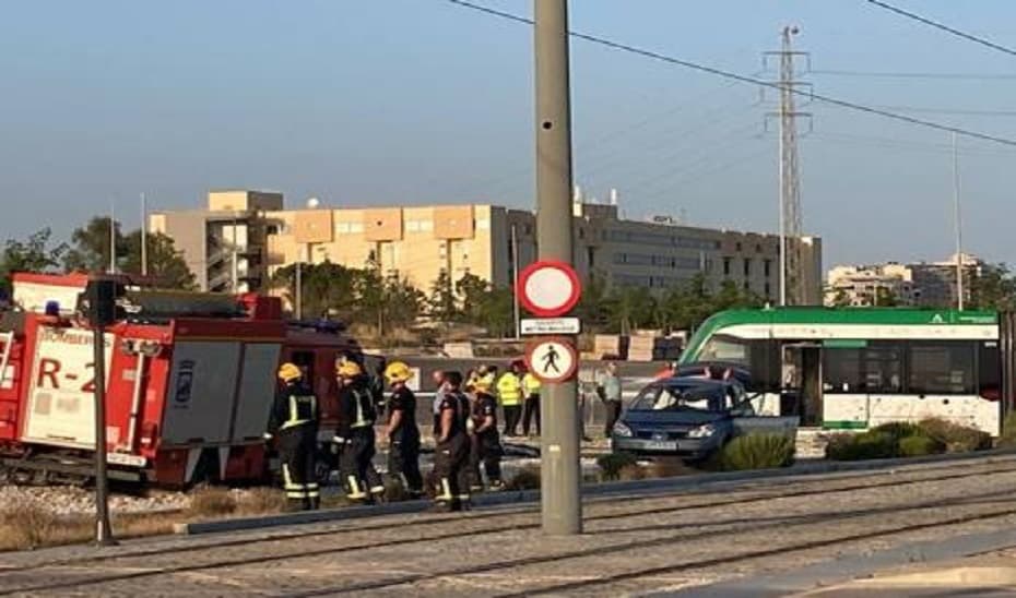 Cuatro heridos en un accidente entre un coche y el metro de Málaga