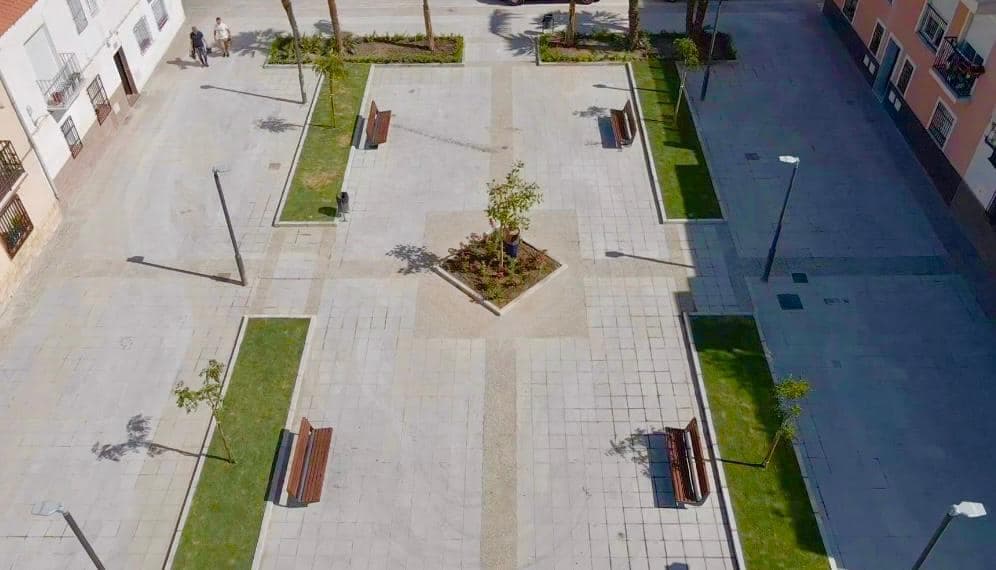 Transformación integral de la Plaza Primero de Mayo de Motril tras una inversión de 108.000 euros del PFEA