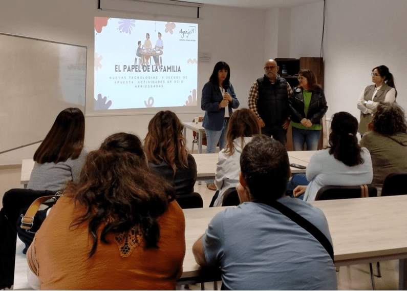240 personas participan en los cursos de la escuela de padres que organiza FAMPA con la Diputación