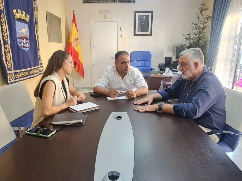 Trujillo: ”Los empresarios de las playas trabajamos de la mano de los ayuntamientos para que las playas de la Costa Tropical estén en perfecto estado en temporada de verano y durante todo el año”