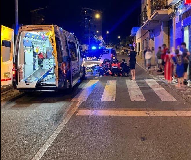 Un motociclista atropella en Motril a un trabajador de un bar y se da a la fuga a gran velocidad