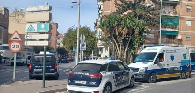 Un herido en el choque de un turismo y una motocicleta en la calle Cuevas de Motril