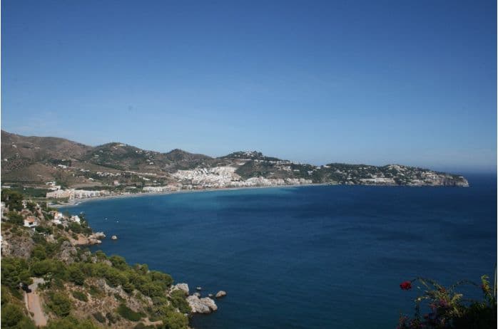 La Guardia Civil detiene a un escurridizo ladrón que intentó huir arrojándose al mar desde un acantilado en La Herradura