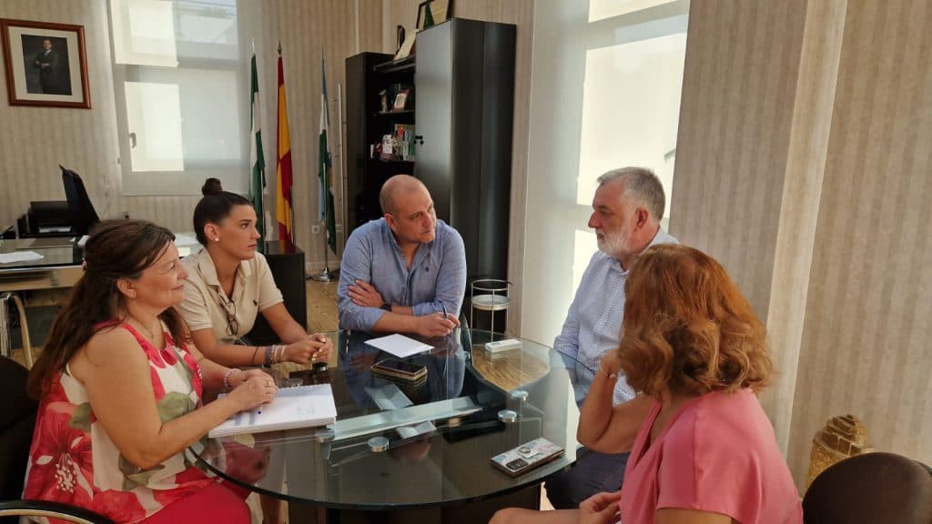 El alcalde de Salobreña plantea sus proyectos y propuestas al presidente de los empresarios de las playas