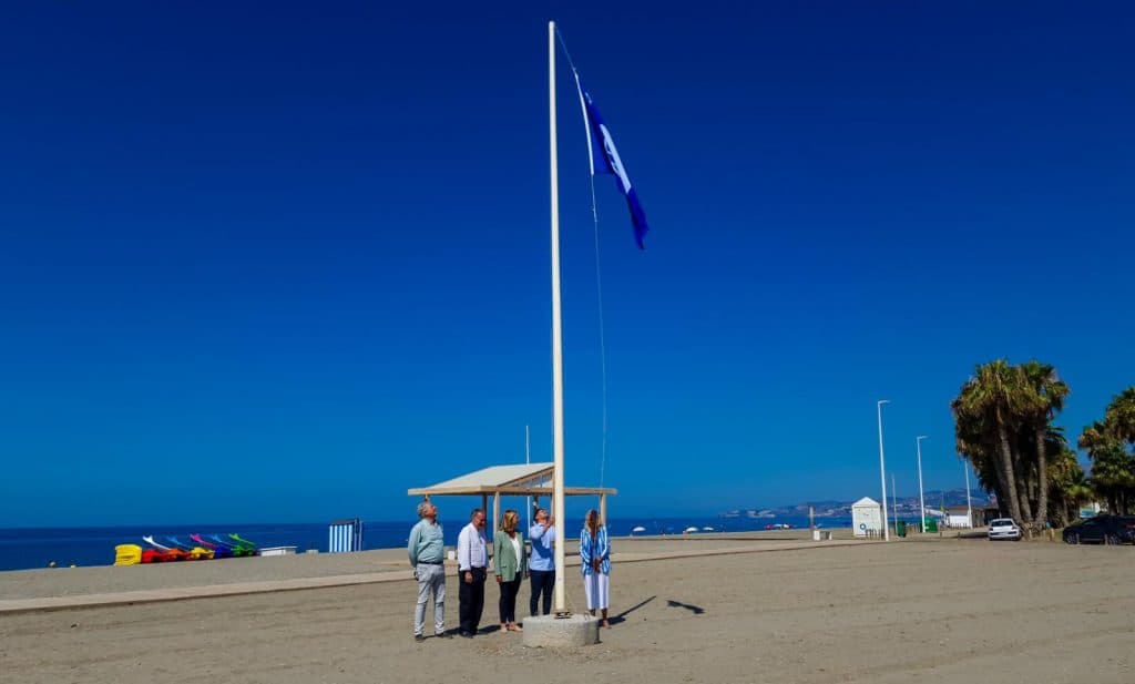 Motril iza la bandera azul en Playa Granada y amplia el servicio de baño asistido que funcionará a diario