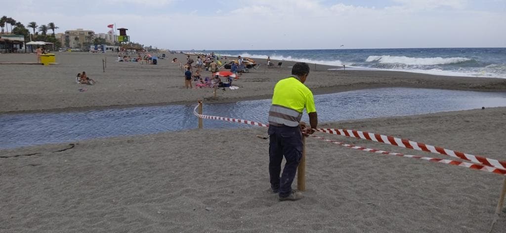 Javier Ortega: «Las aguas de todo el litoral salobreñero están en perfecto estado para su uso, disfrute y baño, excepto los 50 metros acotados en la playa de La Charca»