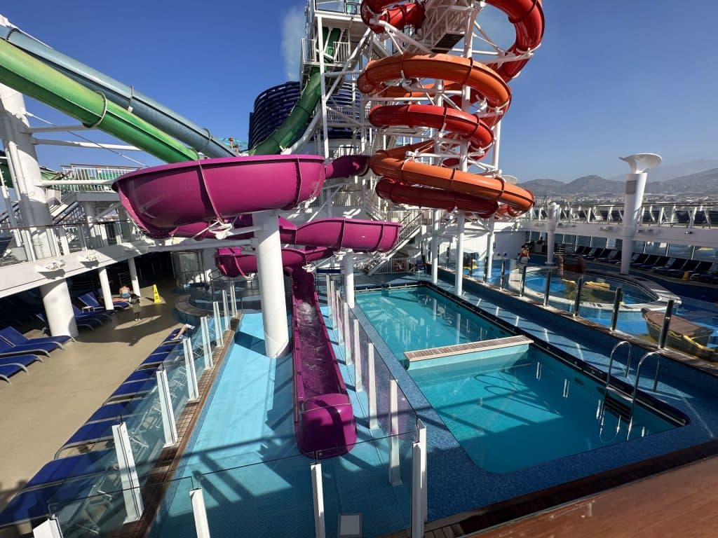 “Una ciudad flotante”: El Norwegian Getaway con 5.000 pasajeros hace su primera escala en el Puerto de Motril