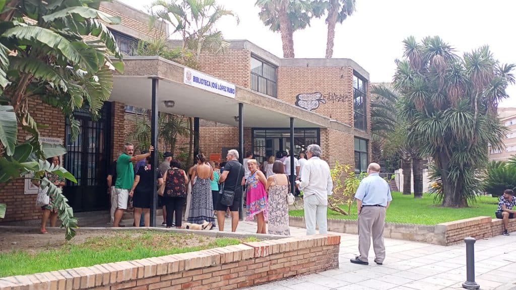 Colas de votantes en los colegios electorales de la Costa Tropical para ejercer el derecho al voto en la cita del 23-J