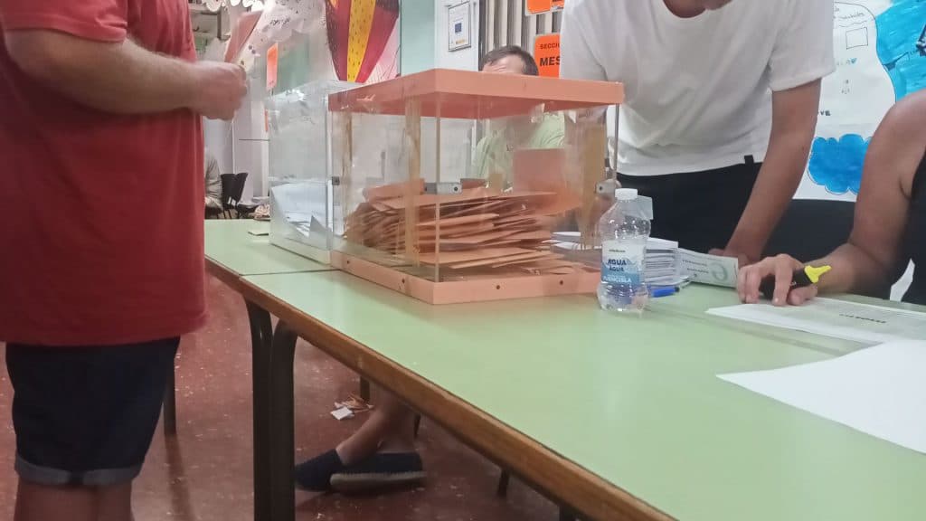 Al 50% del escrutinio de los votos, empate técnico entre PSOE y PP