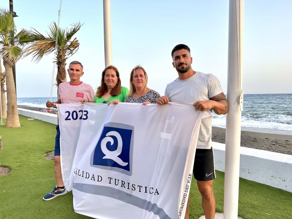 La bandera Q de calidad vuelve a ondear en la playa de La Rábita