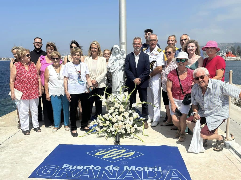 Una imagen de la Virgen del Carmen, Capitana del Puerto de Motril, preside el muelle dique a petición de los vecinos del barrio
